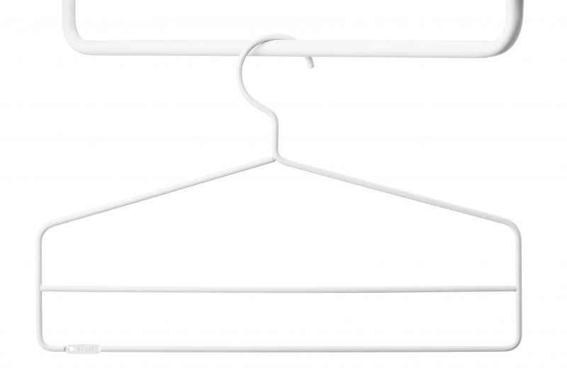 Weißer String Kleiderbügel für Kleidung, Teil eines 4er-Packs. Praktische Kleideraufbewahrung für Kleiderschrank und Garderobe.